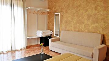 Standard-Dreibettzimmer, Terrasse | Schreibtisch, kostenloses WLAN, Bettwäsche