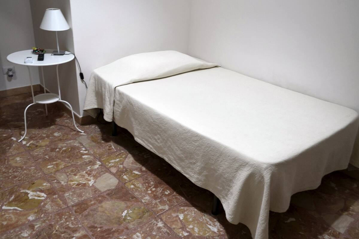 Single Room | Desk, WiFi (free), bed sheets