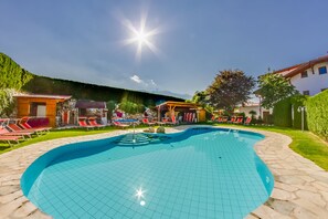 Seasonal outdoor pool, sun loungers - Hotel Hubertushof (Naz Sciaves)