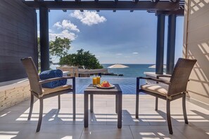 Sunset Swim Out Suite | Roupas de cama premium, frigobar, cofres nos quartos