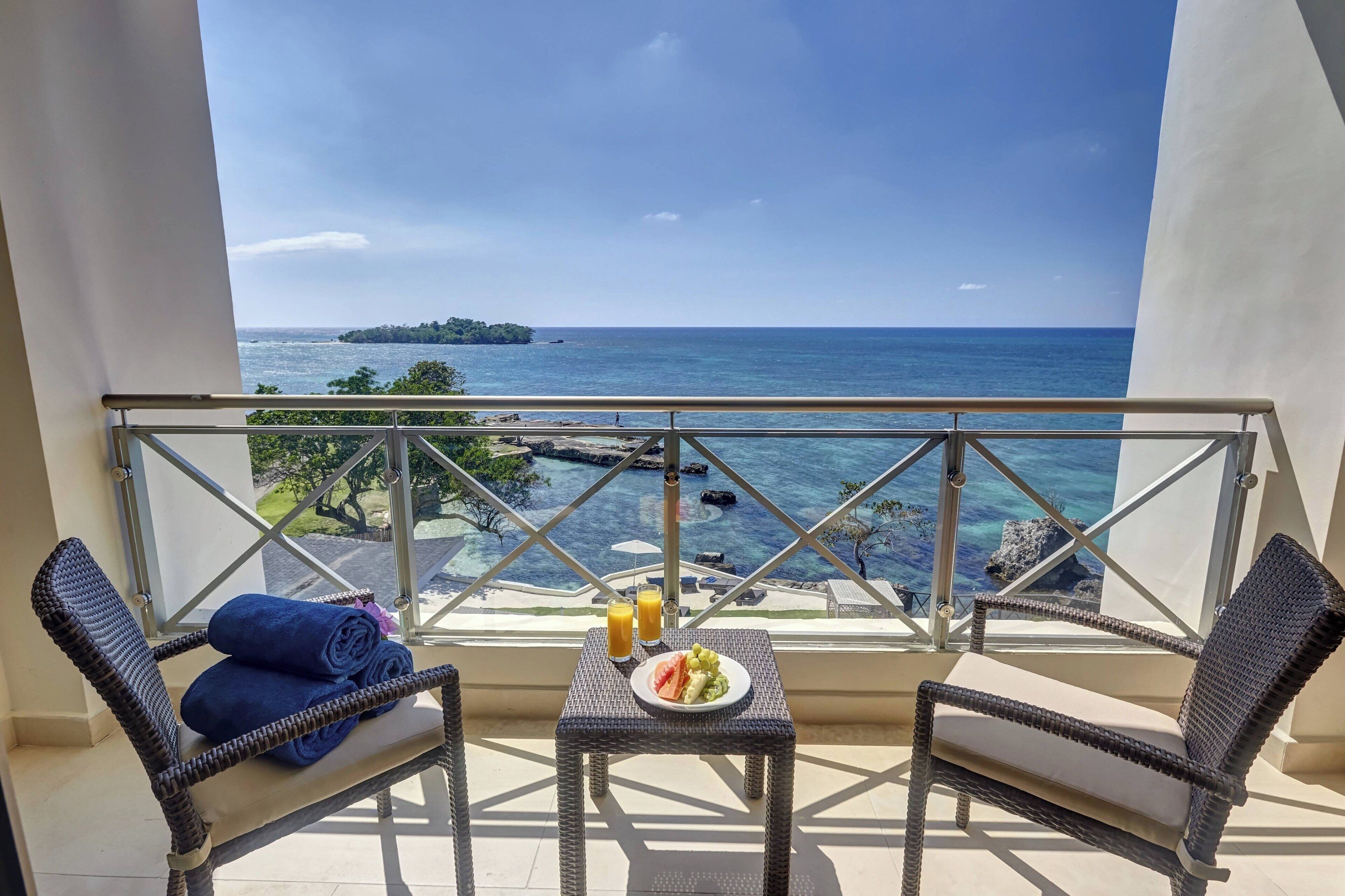 Luxury Penthouse One Bedroom Suite Ocean View Terrace Jacuzzi | Premium bedding, minibar, in-room safe, individually decorated