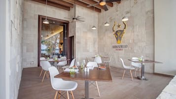 10 restaurants; lunch and dinner served