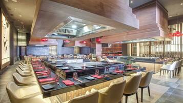 10 restaurants; lunch and dinner served