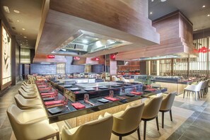 10 restaurants; lunch and dinner served