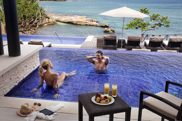 Sunset Swim Out Suite | Premium bedding, minibar, in-room safe, desk