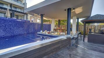 7 bars/lounges, swim-up bar, poolside bar