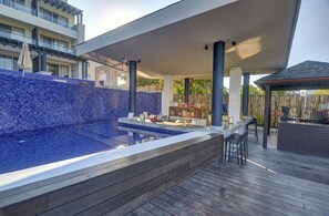 7 bares, bar en la piscina, bar junto a la piscina