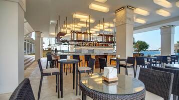 10 restaurants, lunch, dinner served; international cuisine
