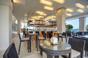 10 restaurants, lunch, dinner served; international cuisine