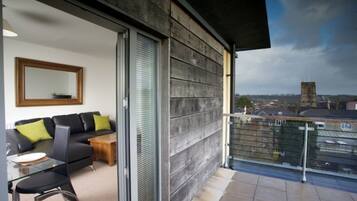 Apartemen, 2 kamar tidur | Meja kerja, setrika/meja setrika, dan tempat tidur bayi (biaya tambahan)