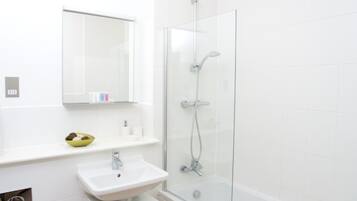 Apartemen (1 and half bedroom) | Kamar mandi | Kombinasi shower/bathtub dan perlengkapan mandi gratis