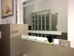 Articles de toilette gratuits, sèche-cheveux, bidet, serviettes fournies