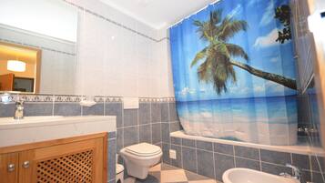 Appartement, 2 chambres (AE São Francisco) | Salle de bain | Douche à « effet pluie », articles de toilette gratuits, sÚche-cheveux