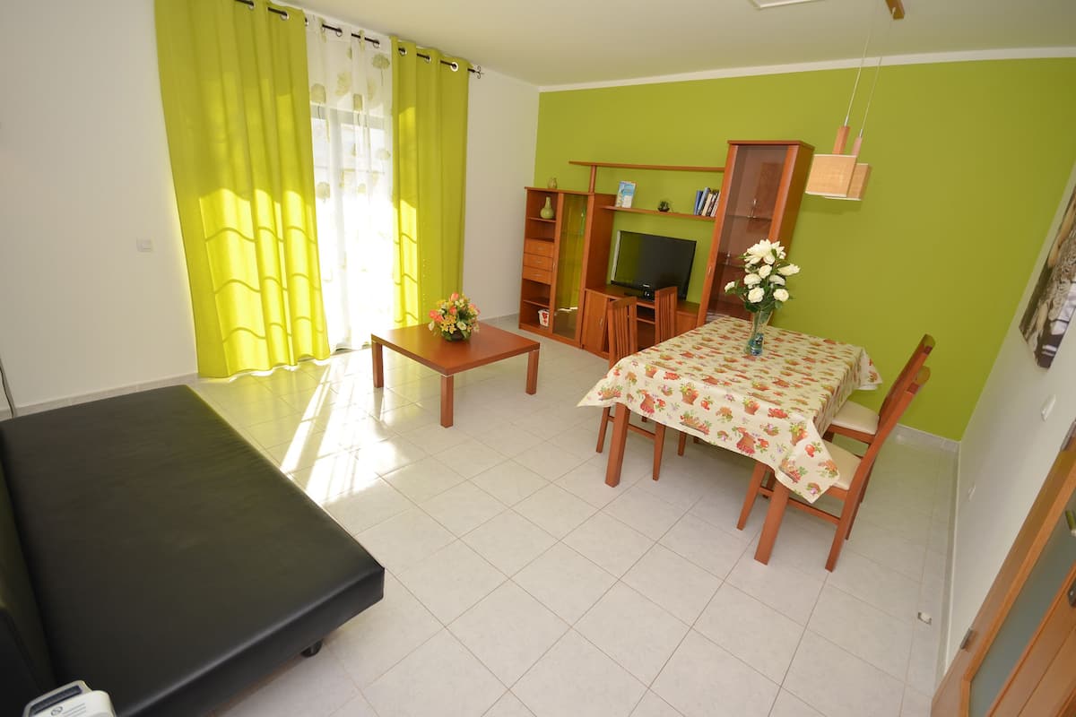 Appartamento, 1 camera da letto (V São Francisco) | Soggiorno | TV LCD 32 pollici con canali via cavo, TV