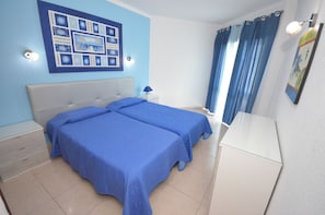 Ropa de cama de alta calidad y caja de seguridad en la habitación