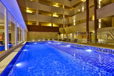 Una piscina techada. Arcus Hotel Aracaju by Atlantica