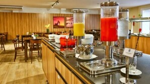 A breakfast bar with juice dispensers and a coffee machine. - Arcus Hotel Aracaju by Atlantica (Aracaju)