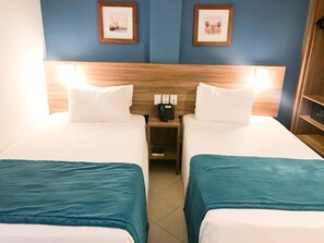 Minibar, in-room safe, desk, laptop workspace - Arcus Hotel Aracaju by Atlantica (Aracaju)