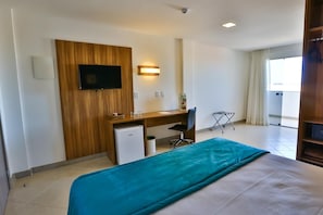Minibar, Zimmersafe, Schreibtisch, laptopgeeigneter Arbeitsplatz