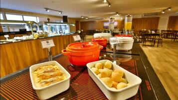 Café da manhã com buffet grátis todos os dias
