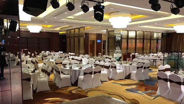 A banquet hall with round tables, white tablecloths, and chairs with sashes. - Days Hotel by Wyndham Chongqing Kaichuang (Chongqing)