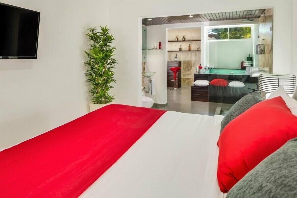 Minibar, in-room safe, WiFi (free), bed sheets