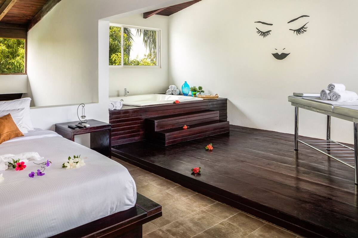 Comfort Penthouse | Minibar, in-room safe, WiFi (free), bed sheets