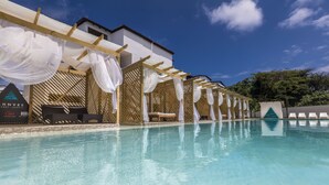 2 piscines extérieures, chaises longues