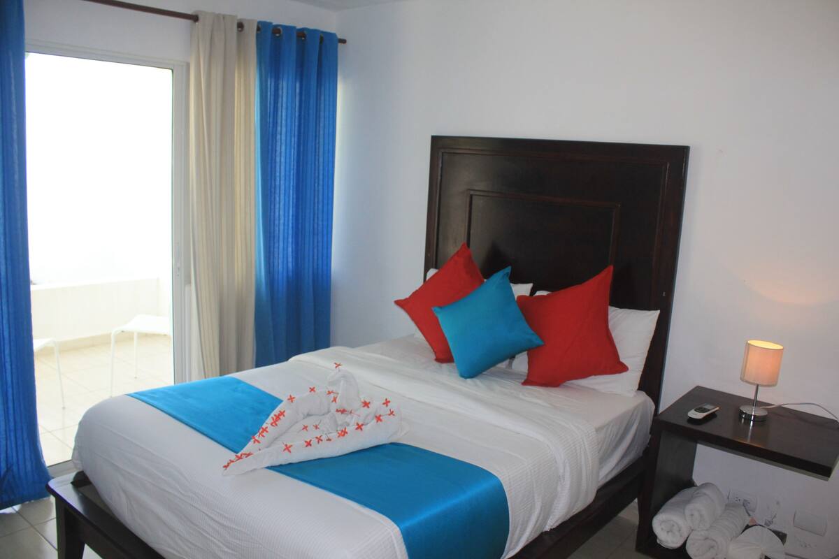 Minibar, in-room safe, WiFi (free), bed sheets