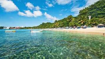 Beach nearby, white sand, beach towels