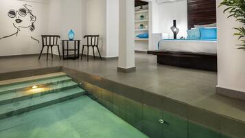 Pool suite | Área de sala de estar | Televisión LED de 40 pulgadas con canales por cable y televisión