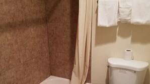 Combined shower/tub, free toiletries, towels - Sahara Inn (Holbrook)