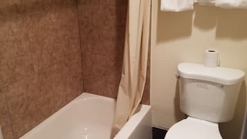 Tina con regadera, amenidades de baño gratuitas, toallas