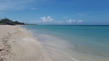 En la playa, arena blanca, kayak
