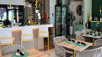 2 restaurantes; se sirve almuerzo y cena; cocina local