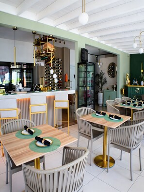 2 restaurants, lunch, dinner served; local cuisine  - Luichy's Seaside Hotel (Cabo Rojo)