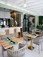 2 间餐厅，供应午餐和晚餐，地方菜