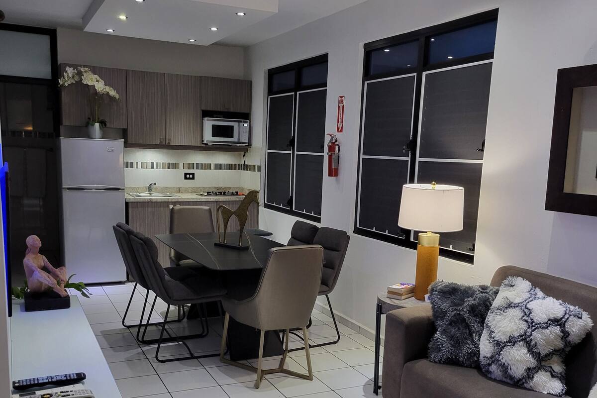 FAMILY TWO BEDROOM W/KITCHEN | リビングルーム | 32 インチのテレビ (ケーブル放送視聴可)