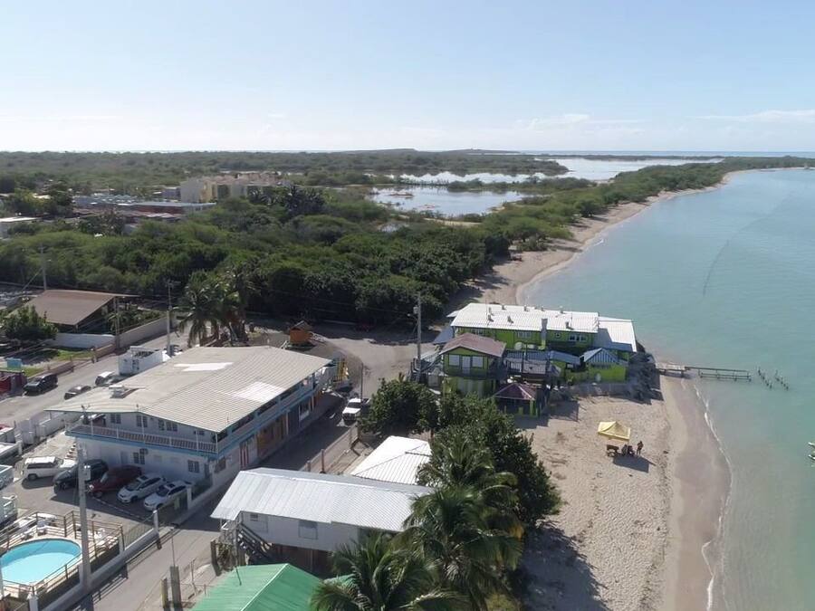 Rannalla, valkoista hiekkaa, kajakkimelontamahdollisuus