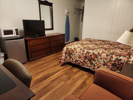 Deluxe Room, 1 Queen Bed, Private Bathroom, Refrigerator & Microwave | Desk, blackout drapes, iron/ironing board, WiFi (free)