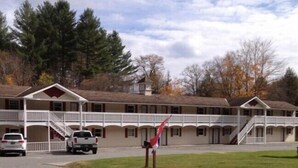 Front of property - Maplewood Lodge (Lyndonville)