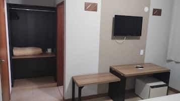 Minibar, skrivebord, blendingsgardiner og barnesenger (inkludert)