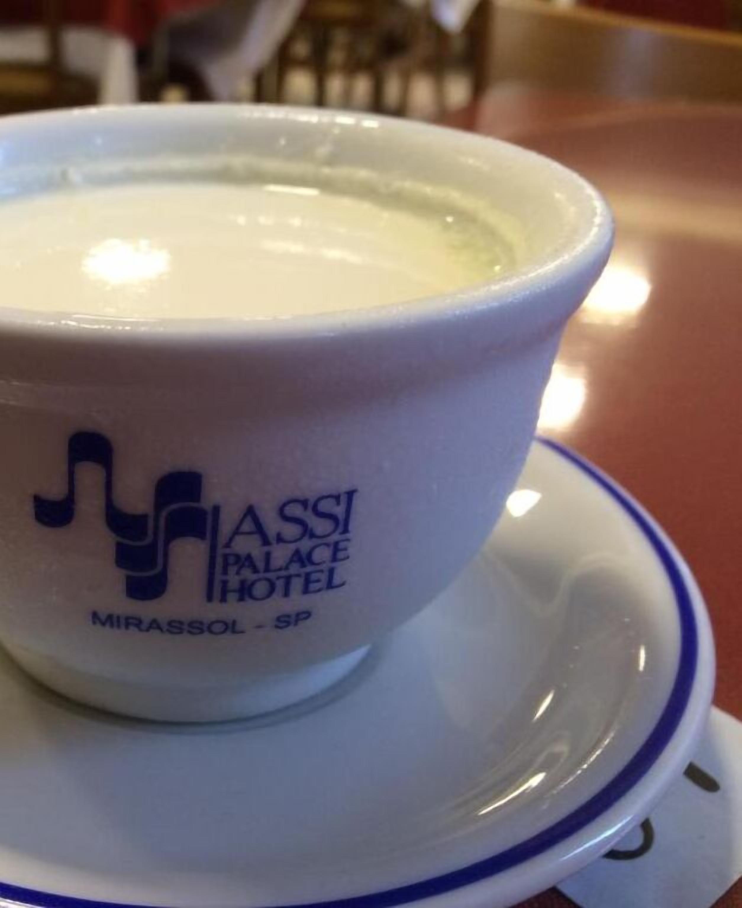 Une tasse de cappuccino ornée du logo du Mirassol - SP Palace Hotel.