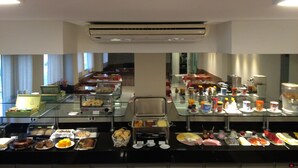 Un espace buffet proposant une variété de plats et de boissons.