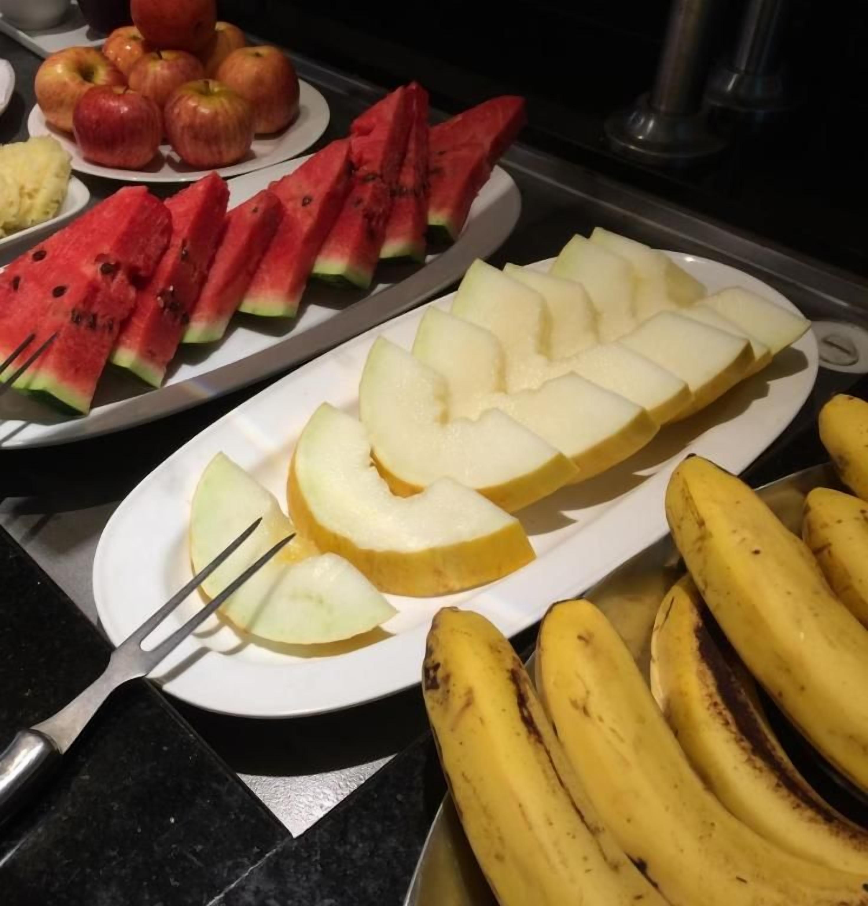 Ein Buffet mit verschiedenen Früchten und Gemüsesorten, darunter Wassermelone, Äpfel und Bananen.