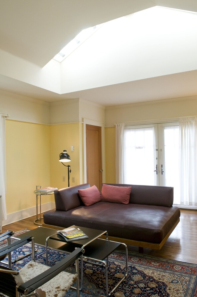 Inn On Columbia by null