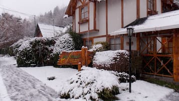 Vista frontal de la propiedad
