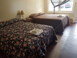 Luxe beddengoed, een bureau, gratis wifi