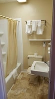 Ducha, artículos de tocador gratuitos, toallas