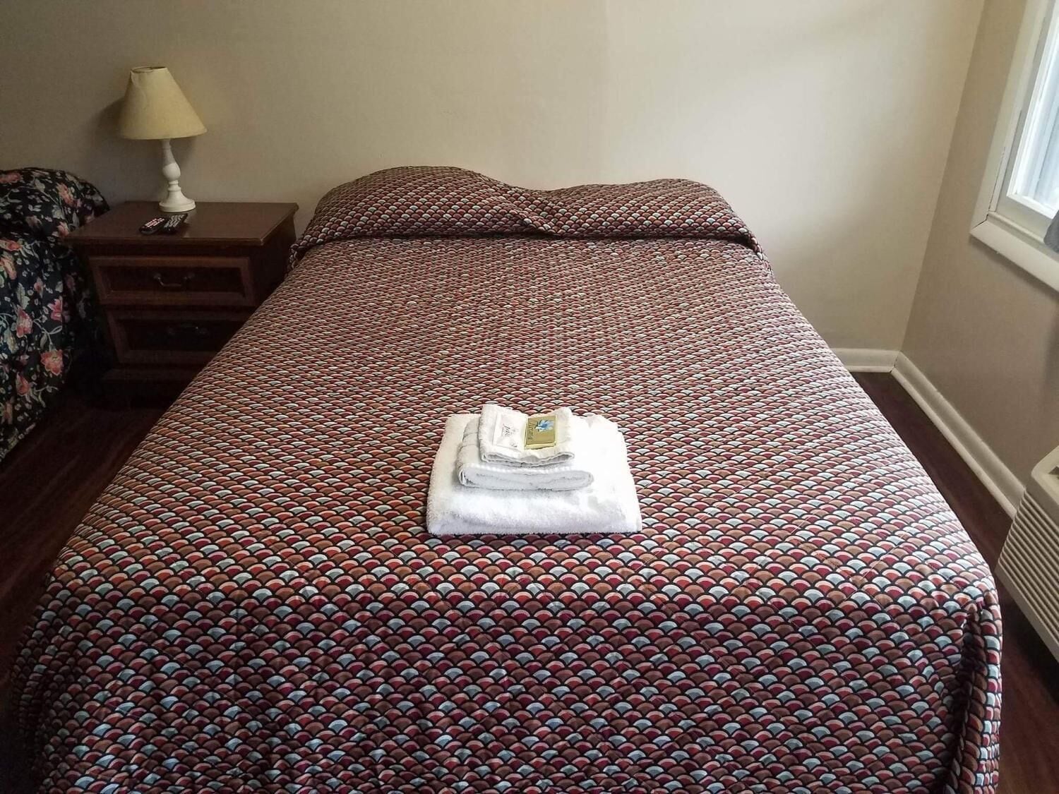 Ropa de cama de alta calidad, escritorio, wifi gratis